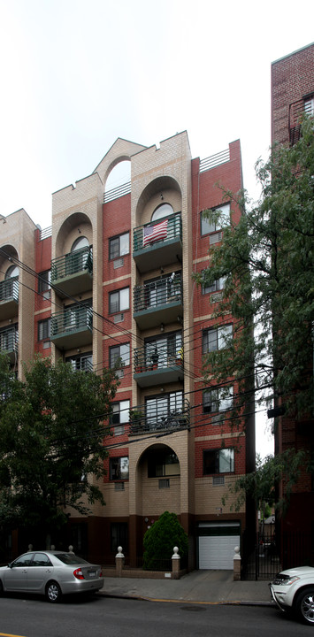 89-33 Whitney Ave in Elmhurst, NY - Foto de edificio