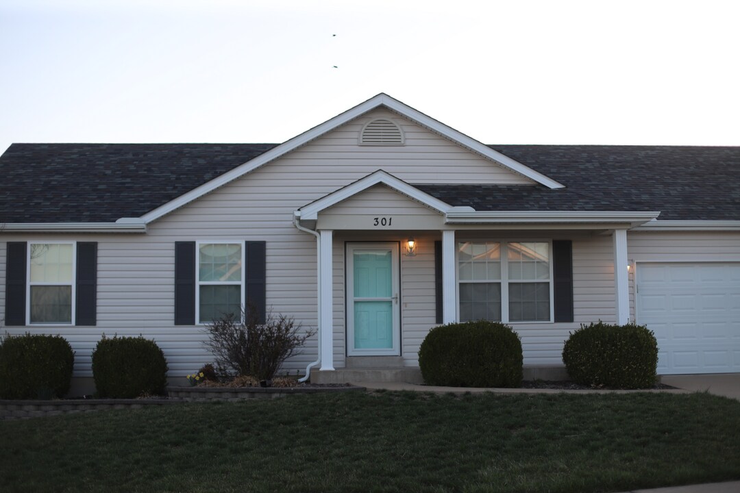 301 Double Creek Dr in Wentzville, MO - Building Photo