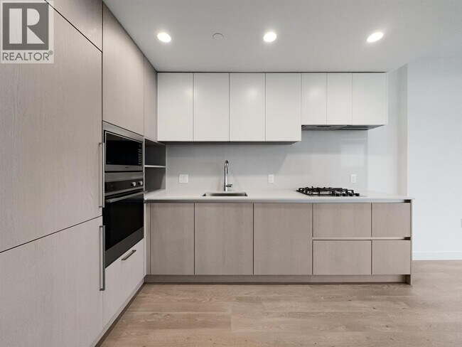 5685 Halley Ave in Burnaby, BC - Building Photo - Building Photo