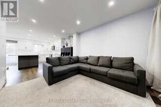 54 Oakmount Crescent in Vaughan, ON - Building Photo - Building Photo