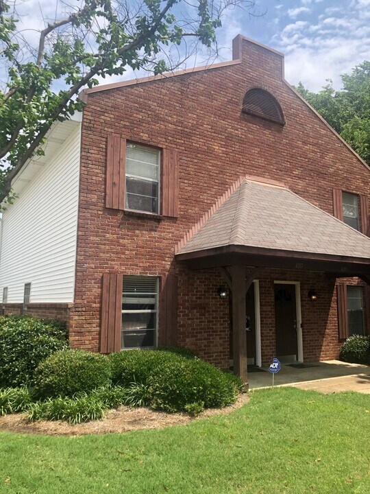 1017 Inverness Ln in Oxford, MS - Building Photo