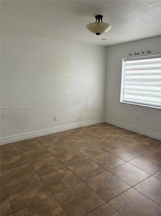 4386 W 10th Ave in Hialeah, FL - Building Photo - Building Photo