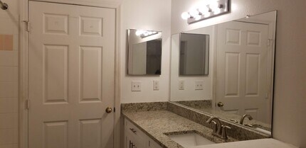 9058 Lake Chase Island Way in Tampa, FL - Foto de edificio - Building Photo