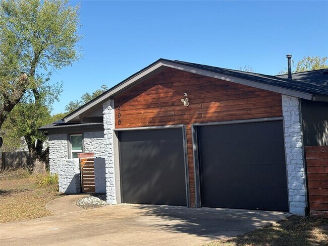 1900 Dauphine Cove in Austin, TX - Foto de edificio - Building Photo
