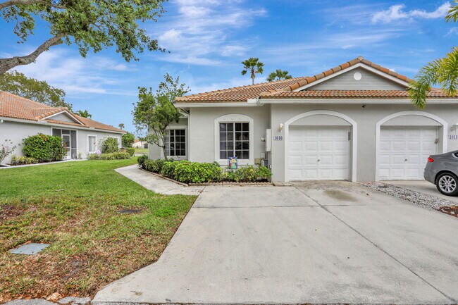 1040 SW 42nd Ave in Deerfield Beach, FL - Foto de edificio - Building Photo