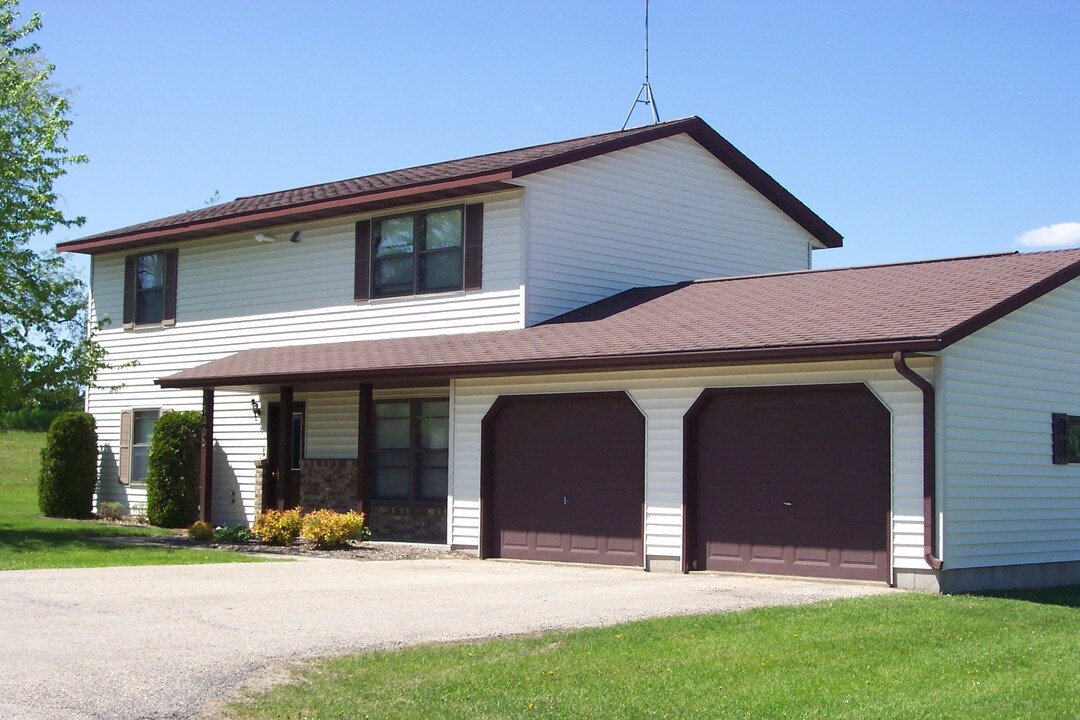 811 Farmer Ave, Unit 1/2 in Tomah, WI - Building Photo