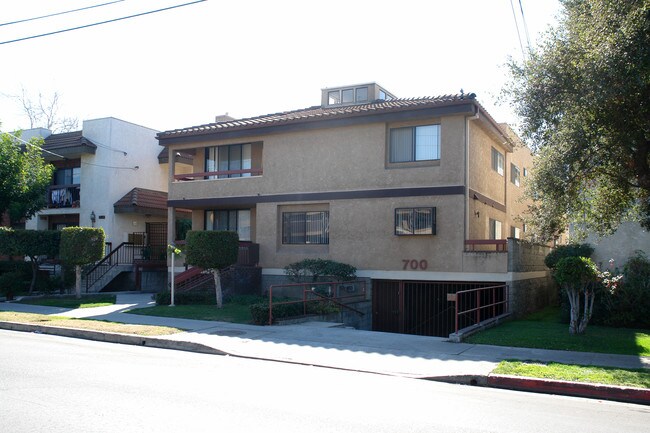 700 E Maple St in Glendale, CA - Building Photo - Building Photo