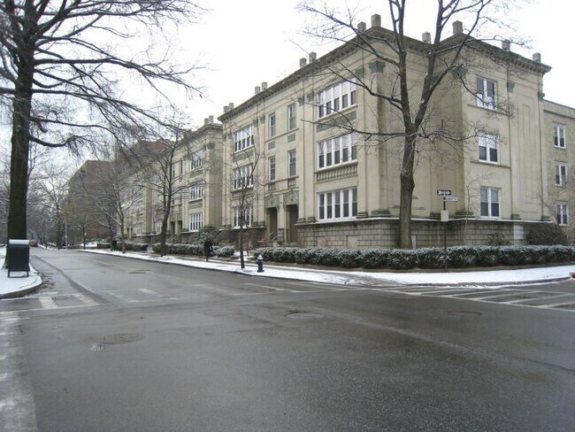 318 Saint Paul St in Brookline, MA - Foto de edificio - Building Photo