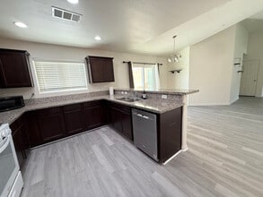 231 Hill Ave in Delano, CA - Building Photo - Building Photo