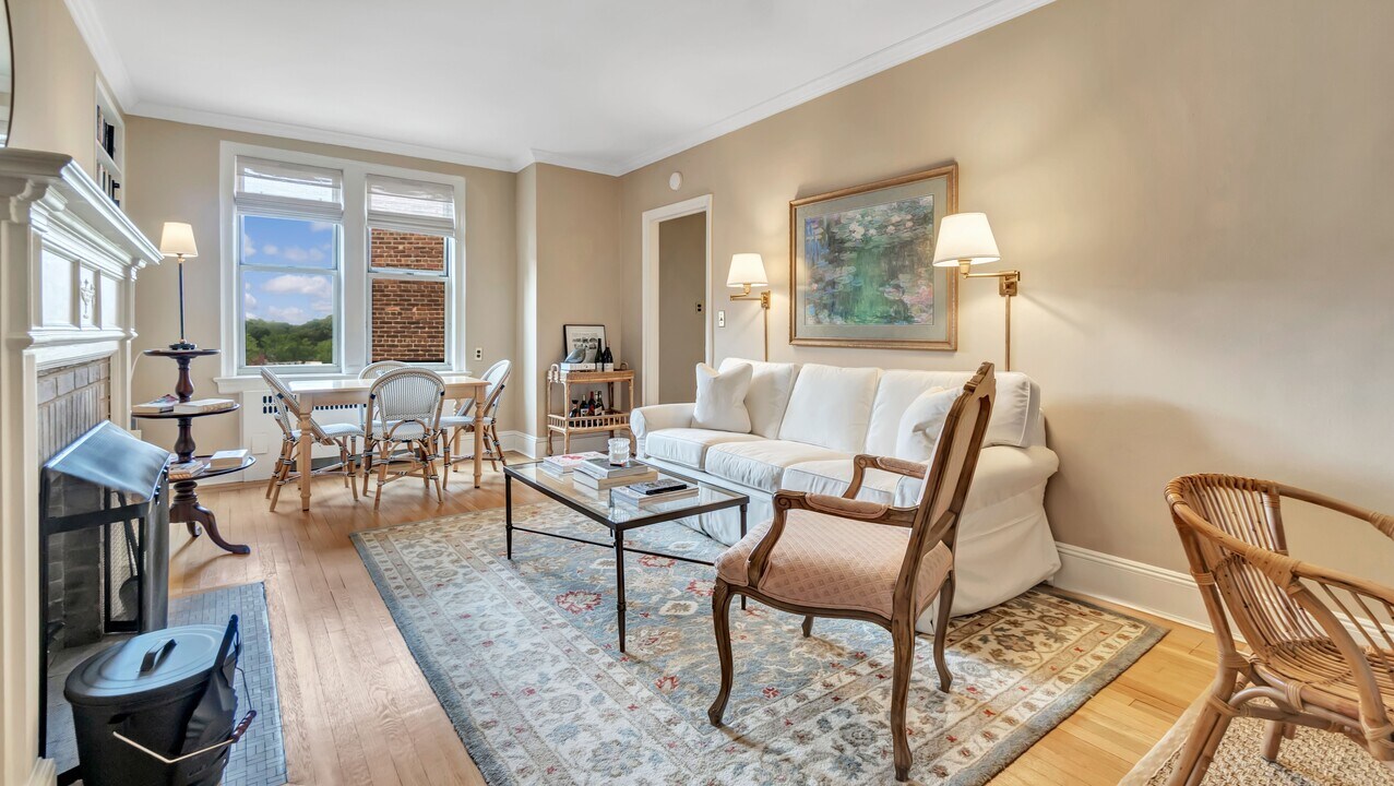 8 Barstow Rd in Great Neck Plaza, NY - Building Photo
