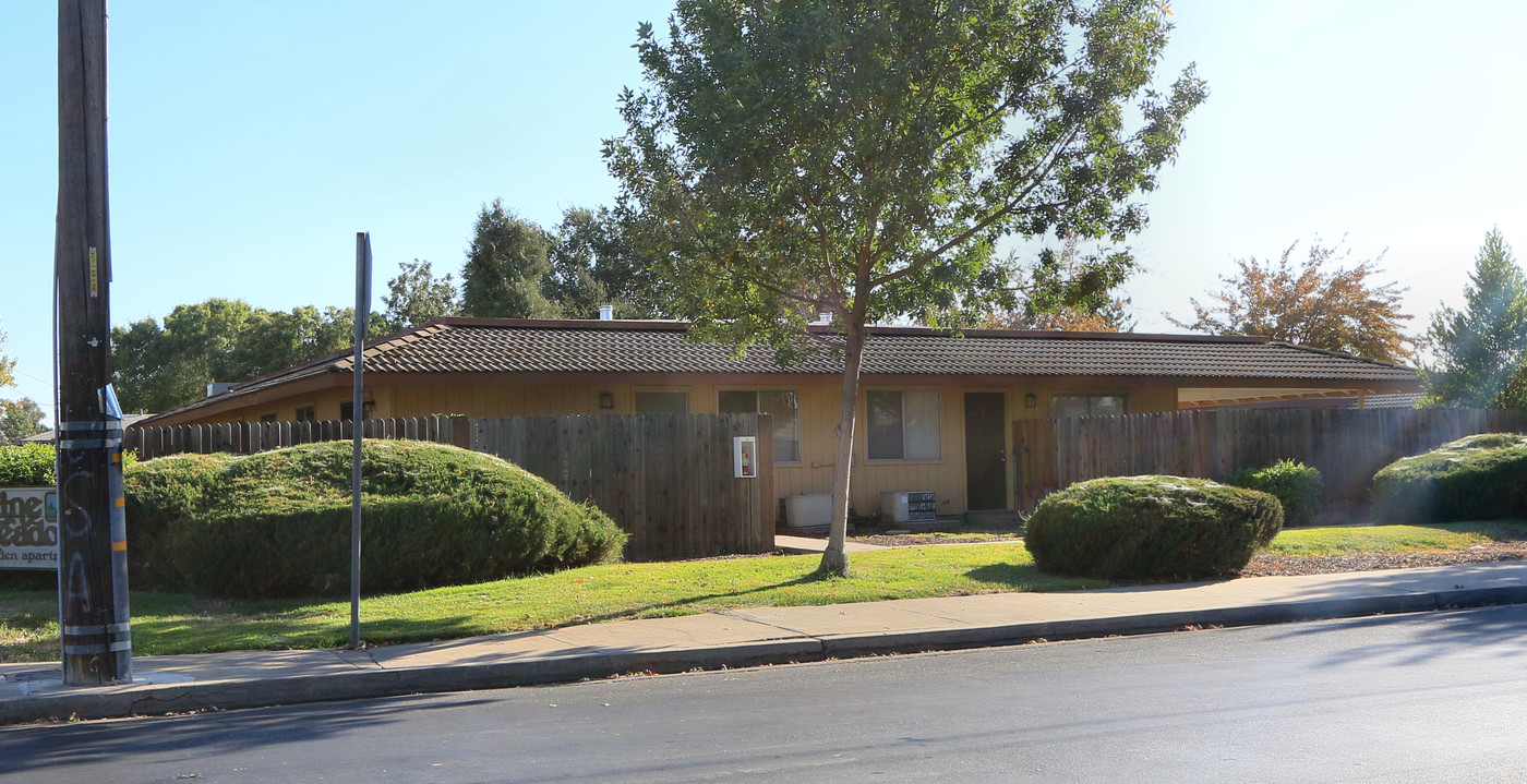 Pine Meadows Apartments in Modesto, CA - Foto de edificio