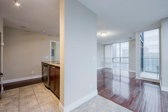 30-PH30 Grand Trunk Crescent in Toronto, ON - Building Photo - Building Photo