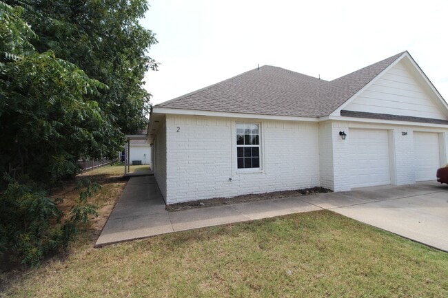 1304 Commerce Dr in Norman, OK - Building Photo - Building Photo