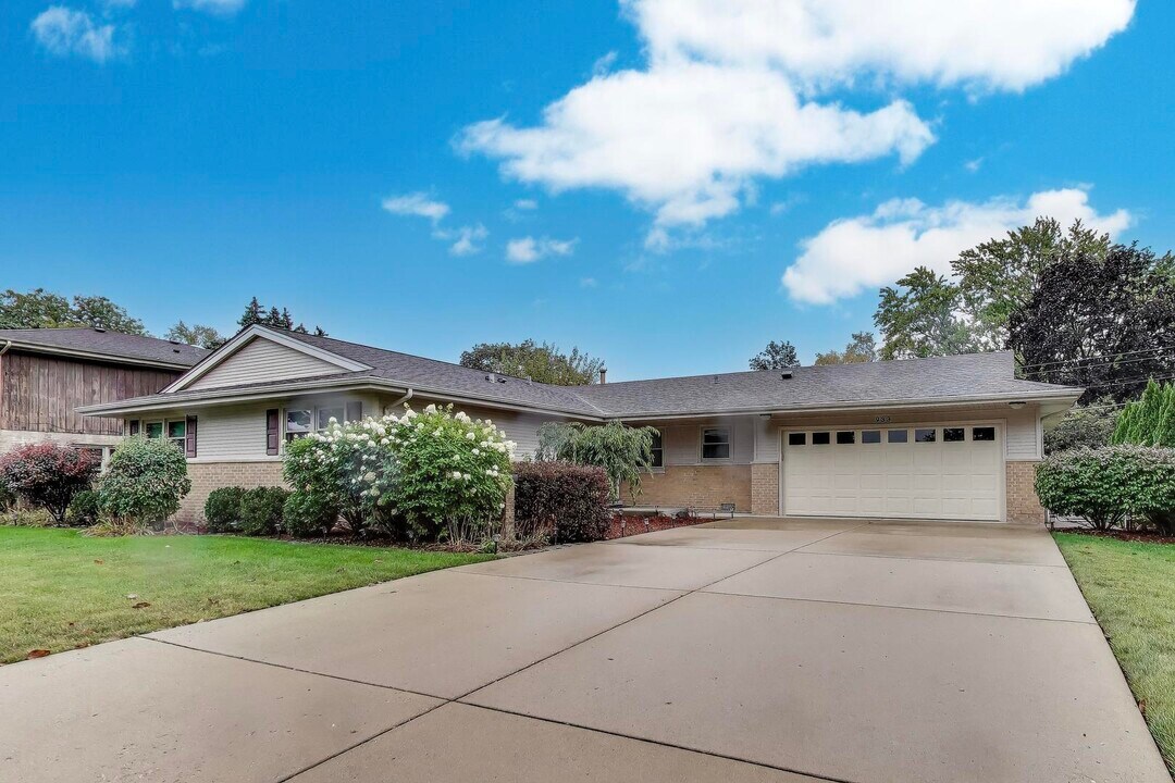 933 Garden Ln in Wheeling, IL - Building Photo