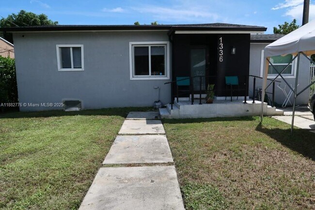 1336 NW 38th St in Miami, FL - Building Photo - Building Photo