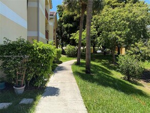 7680 Westwood Dr in Tamarac, FL - Building Photo - Building Photo