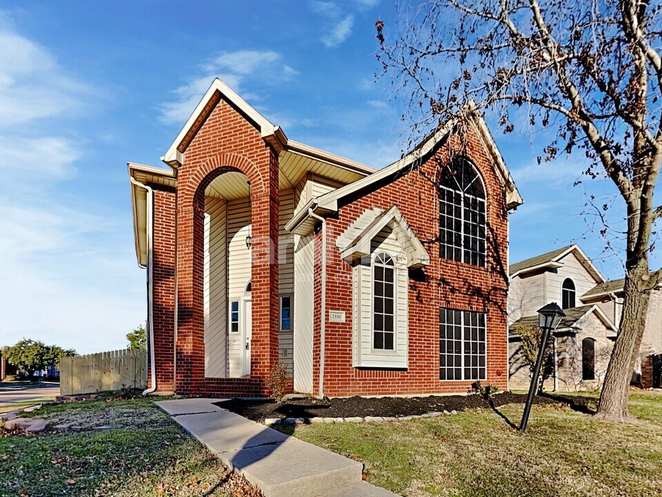 2101 Flamingo Dr in Flower Mound, TX - Building Photo