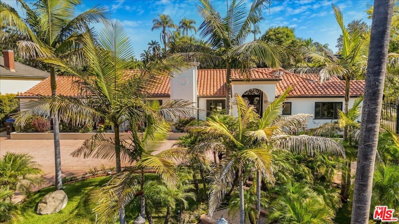 114 S Layton Dr in Los Angeles, CA - Building Photo