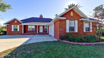 816 W 8th St Cir in Lynn Haven, FL - Building Photo