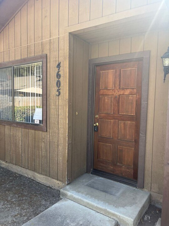 4601-4607 W Cypress Ave in Visalia, CA - Building Photo
