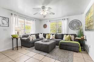 2191 Thomasson Dr in Naples, FL - Building Photo