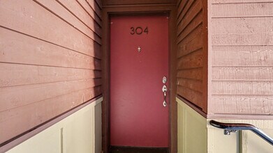 15152 NE 82nd St, Unit 304 in Redmond, WA - Foto de edificio - Building Photo