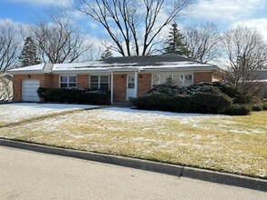 1725 N Happ Rd in Northbrook, IL - Building Photo - Building Photo