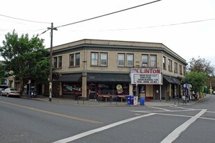 2524 SE Clinton St in Portland, OR - Building Photo