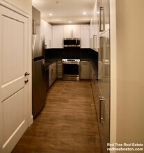 1675 Beacon St, Unit 1 in Brookline, MA - Foto de edificio - Building Photo