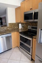 2661 NE 164th St in North Miami Beach, FL - Building Photo - Building Photo