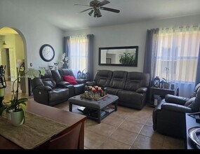 1037 NE 37th Pl in Homestead, FL - Building Photo - Building Photo