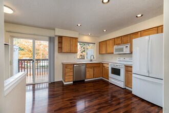 6621 N Columbia Way in Portland, OR - Building Photo - Building Photo