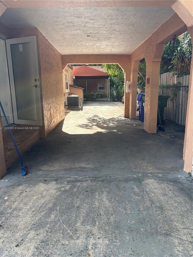 1560 NW 25th Ave in Miami, FL - Foto de edificio - Building Photo