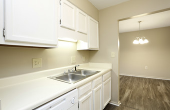 Oakbrook Apartments in Goldsboro, NC - Building Photo - Interior Photo