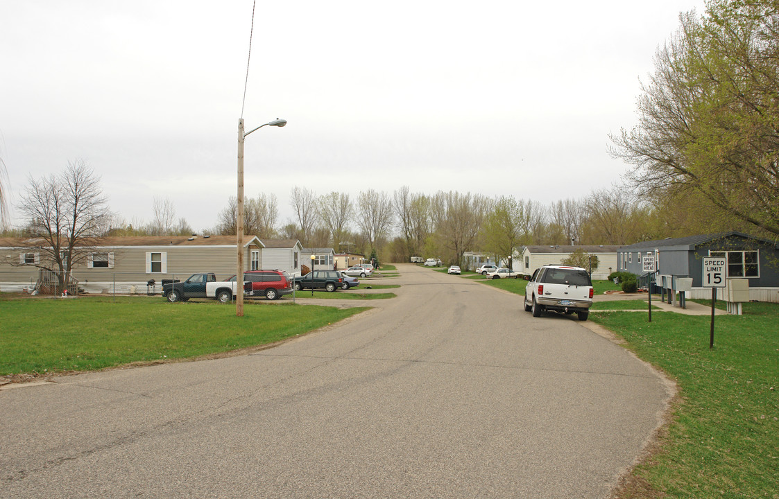 73 Charlotte St in Morristown, MN - Building Photo