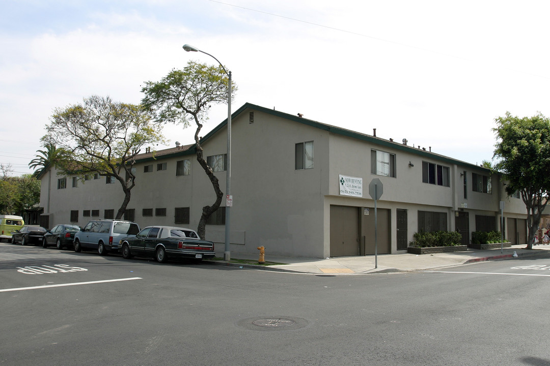 1496 Walnut Ave in Long Beach, CA - Building Photo