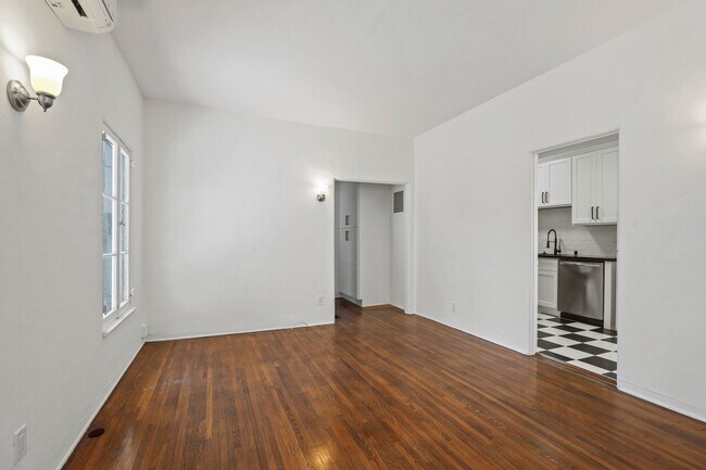 8433 Blackburn Ave in Los Angeles, CA - Building Photo - Building Photo