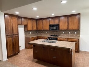 9011 Lincoln Center Ct in Bakersfield, CA - Building Photo - Building Photo