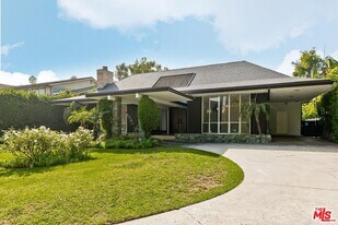 719 N Bedford Dr in Beverly Hills, CA - Building Photo