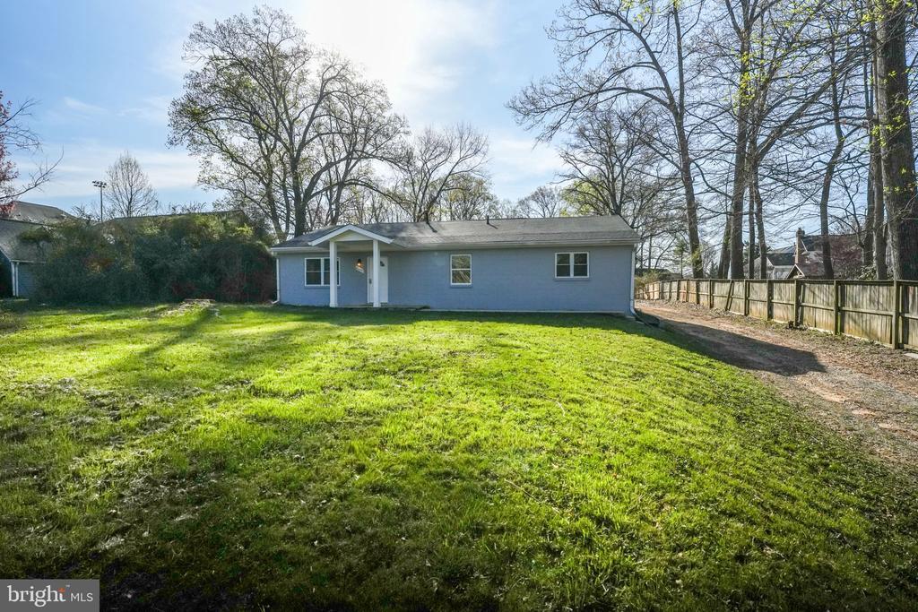 8665 Center Rd in West Springfield, VA - Building Photo