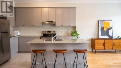 215 Radial Dr in Aurora, ON - Building Photo - Building Photo
