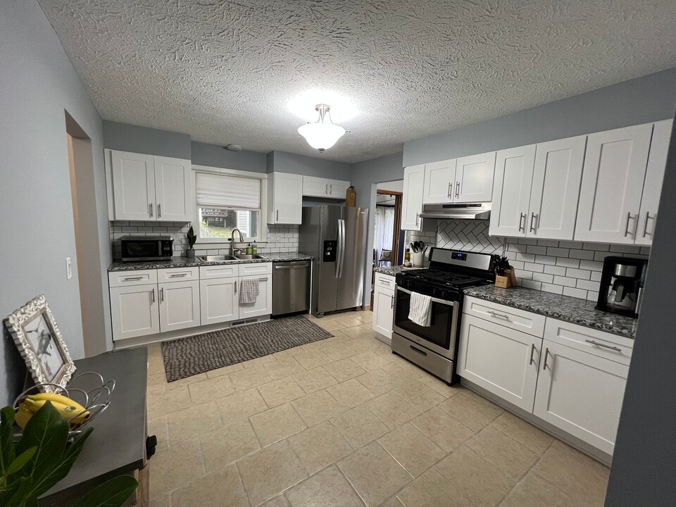 612 Acorn Pl in Cuyahoga Falls, OH - Building Photo