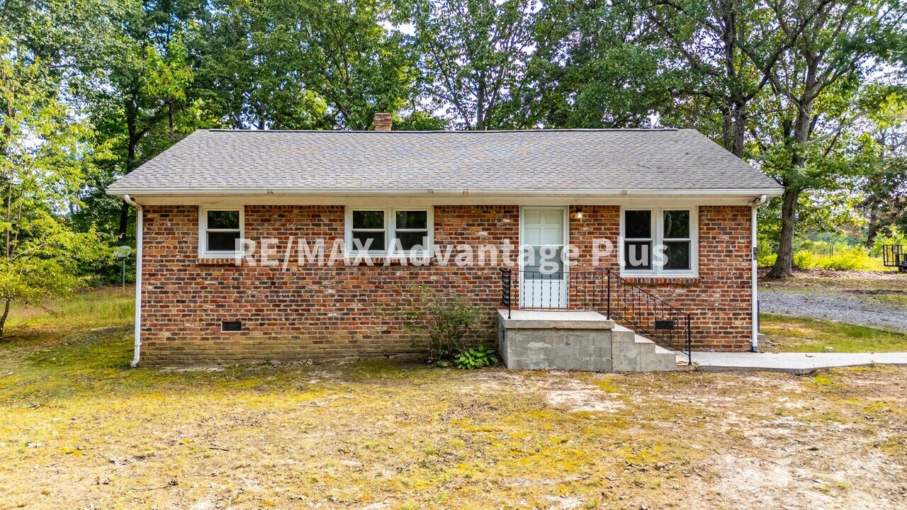 18 Lula Ln in Farmville, VA - Building Photo