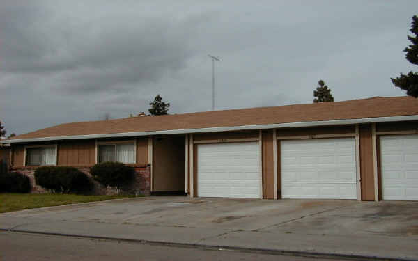 1385 McNary Cor in Manteca, CA - Foto de edificio