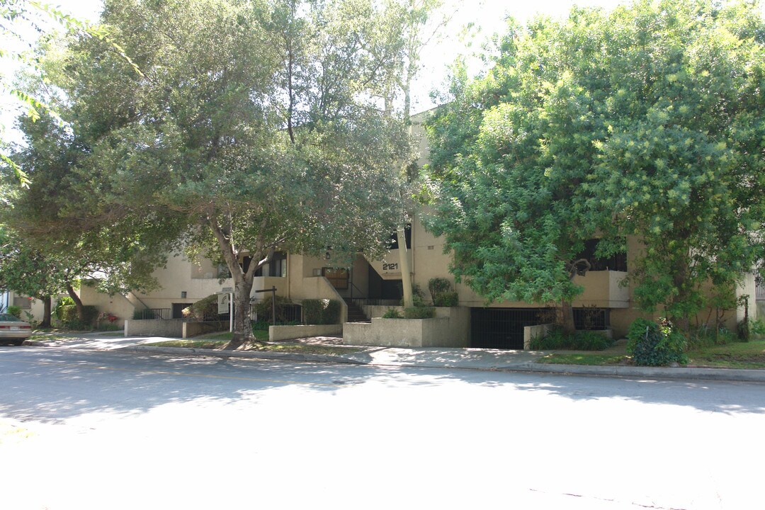 2121 Scott Rd in Burbank, CA - Building Photo