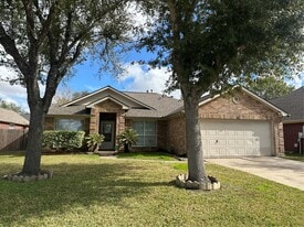 3101 Meadow Bay Dr in Dickinson, TX - Building Photo