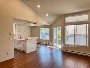 3218 80th Ave SE in Mercer Island, WA - Building Photo - Building Photo