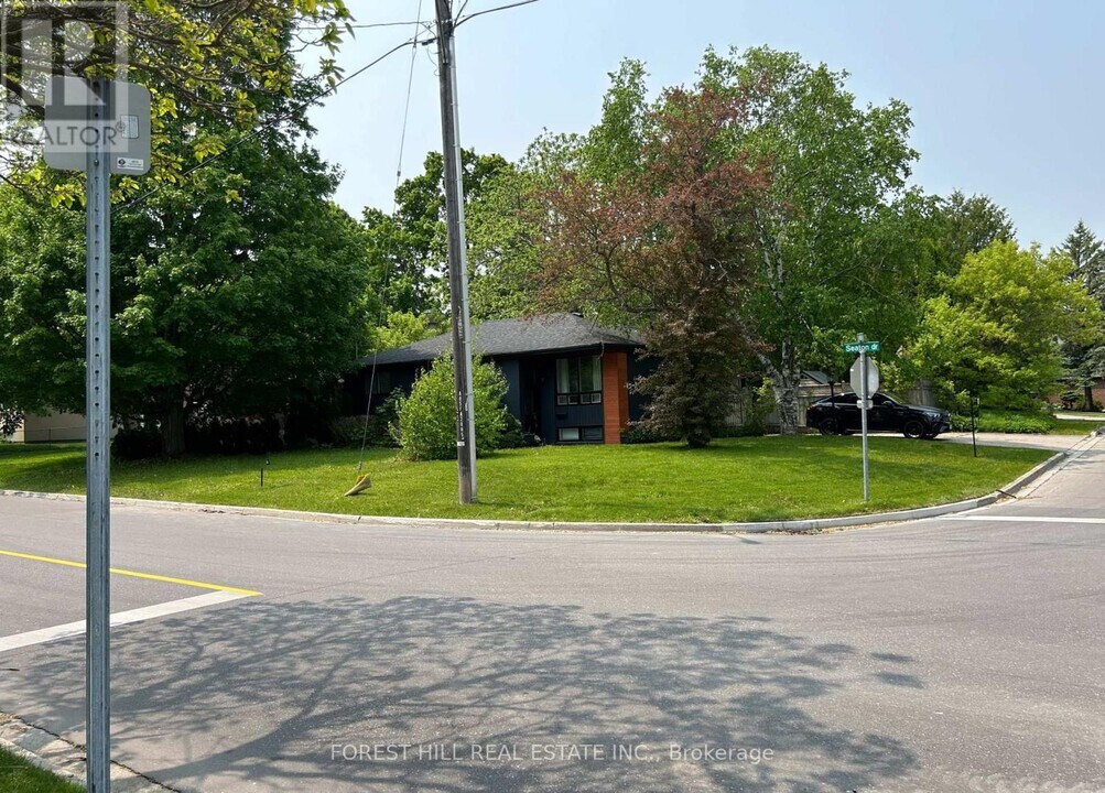 1 Willis Dr in Aurora, ON - Building Photo