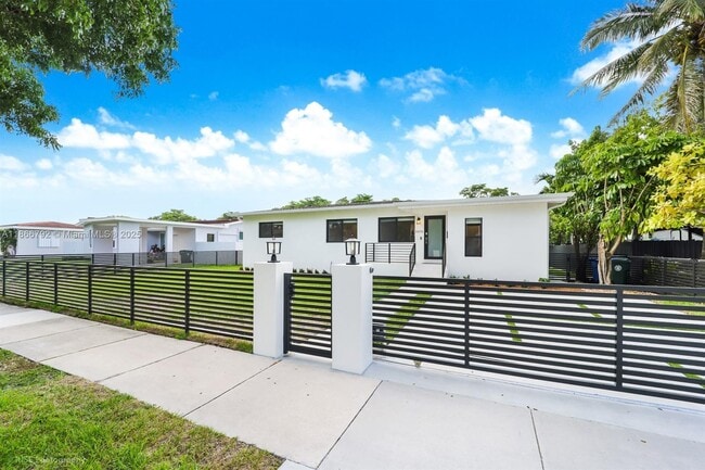 5970 SW 16th St in Miami, FL - Building Photo - Building Photo