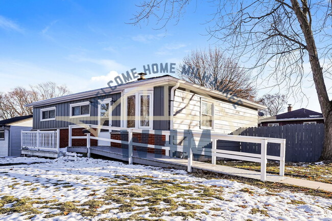 property at 4725 W Wilbur Ave